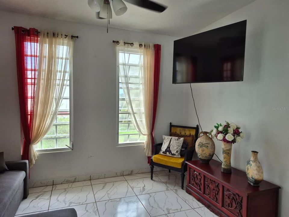 En Venta: $795,000 (4 camas, 3 baños, 4240 Pies cuadrados)