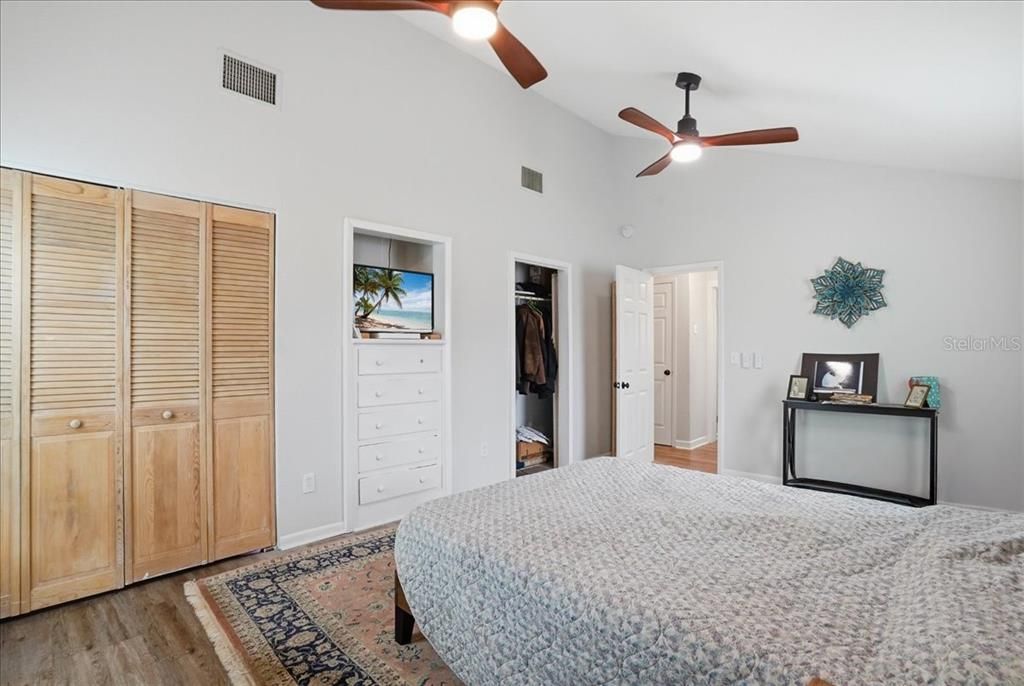 For Sale: $1,200,000 (6 beds, 0 baths, 2298 Square Feet)