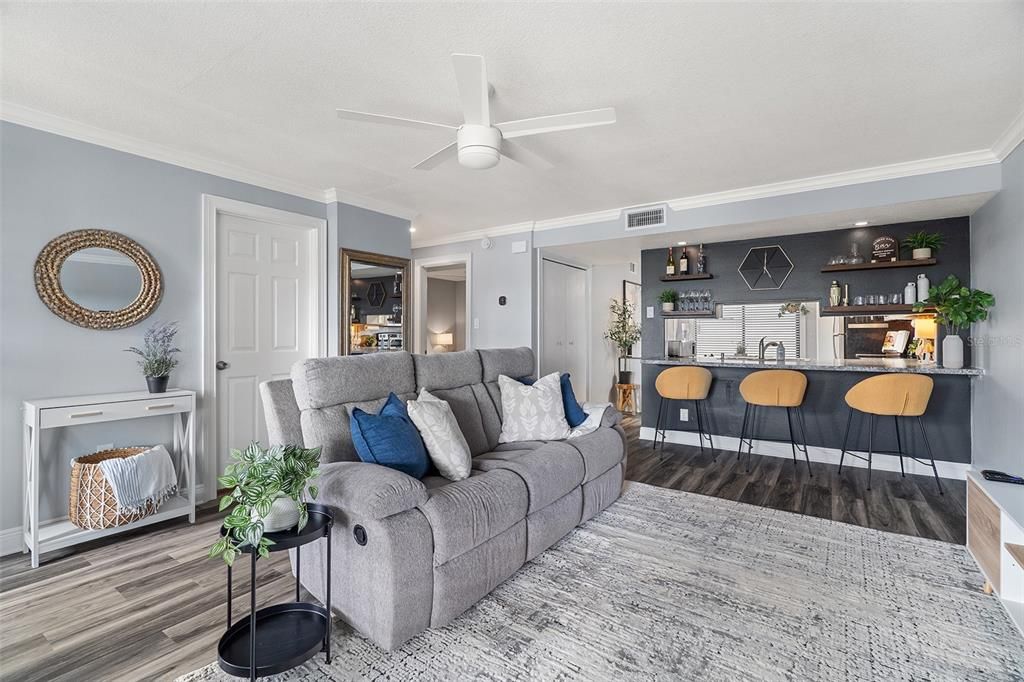 For Sale: $207,000 (2 beds, 1 baths, 888 Square Feet)
