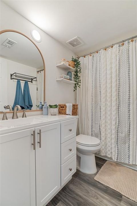 For Sale: $207,000 (2 beds, 1 baths, 888 Square Feet)