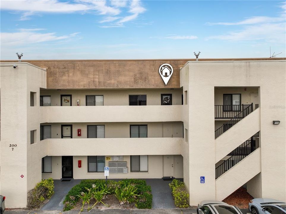 For Sale: $207,000 (2 beds, 1 baths, 888 Square Feet)