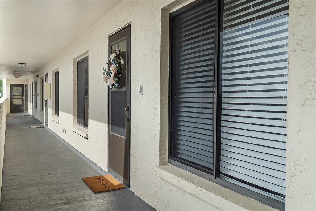 For Sale: $207,000 (2 beds, 1 baths, 888 Square Feet)