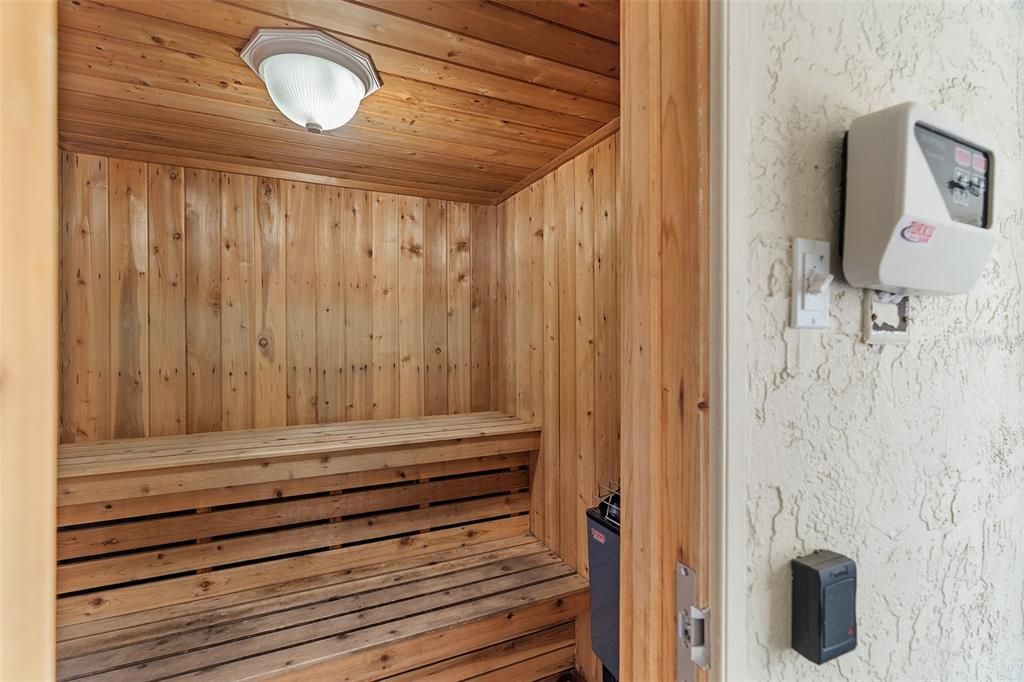 For Sale: $207,000 (2 beds, 1 baths, 888 Square Feet)