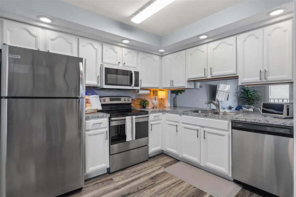 For Sale: $207,000 (2 beds, 1 baths, 888 Square Feet)