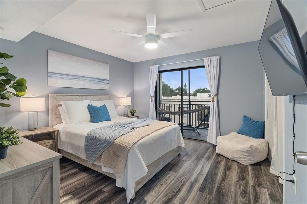 For Sale: $207,000 (2 beds, 1 baths, 888 Square Feet)