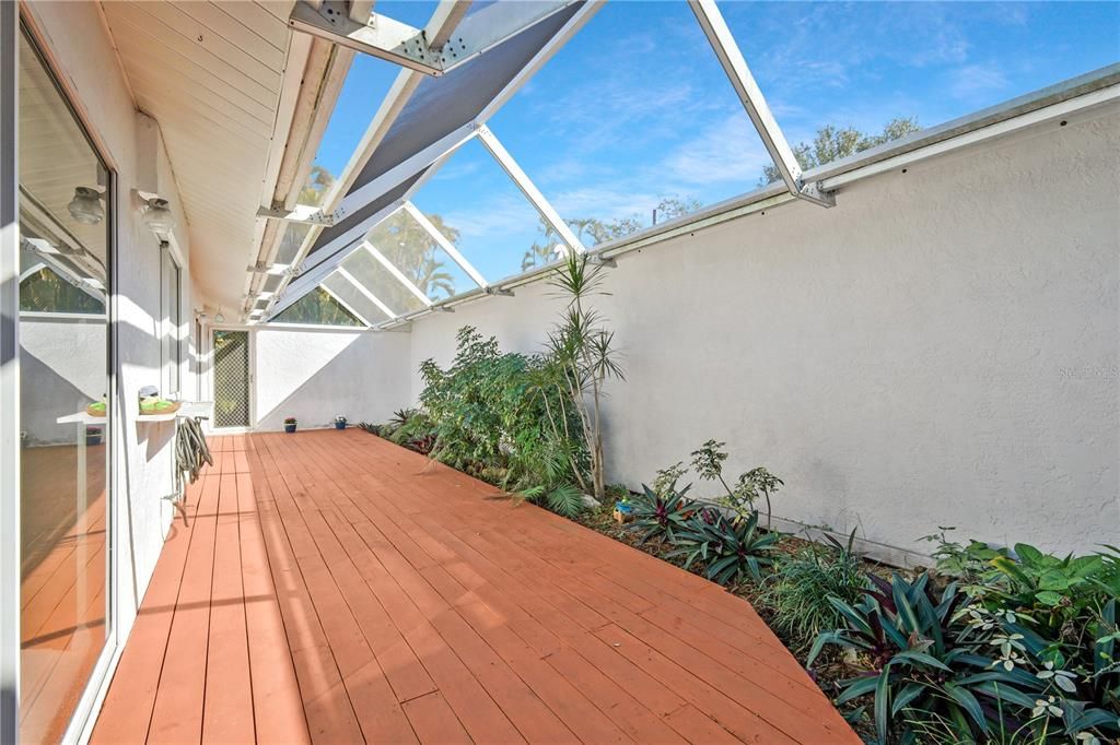 For Sale: $185,000 (2 beds, 2 baths, 991 Square Feet)