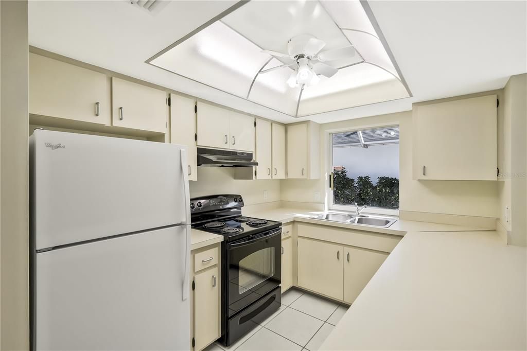 For Sale: $185,000 (2 beds, 2 baths, 991 Square Feet)