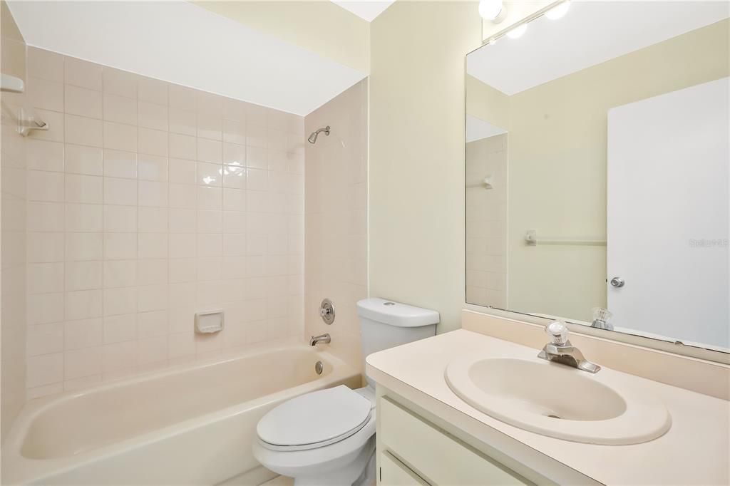 For Sale: $185,000 (2 beds, 2 baths, 991 Square Feet)