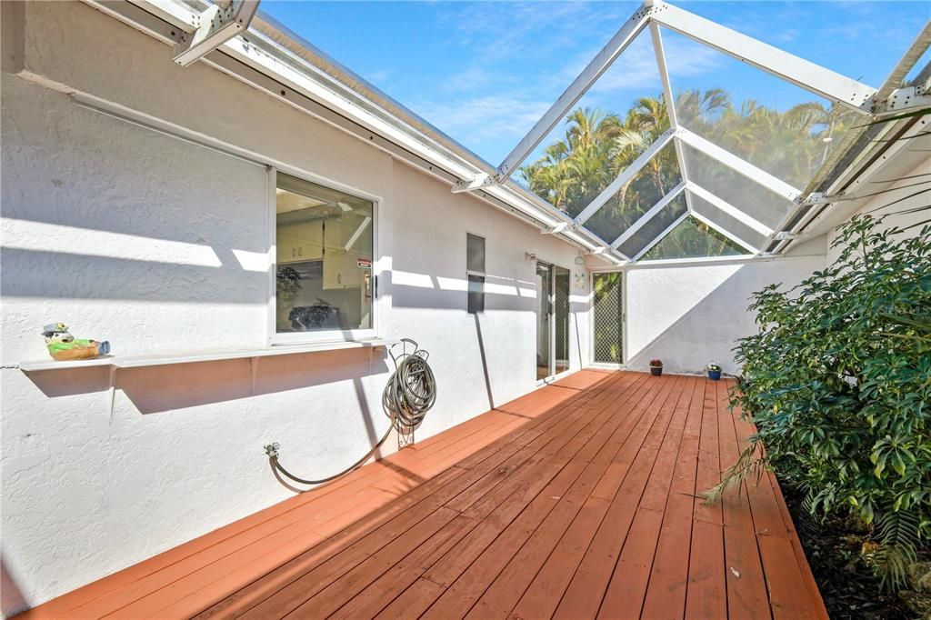 For Sale: $185,000 (2 beds, 2 baths, 991 Square Feet)
