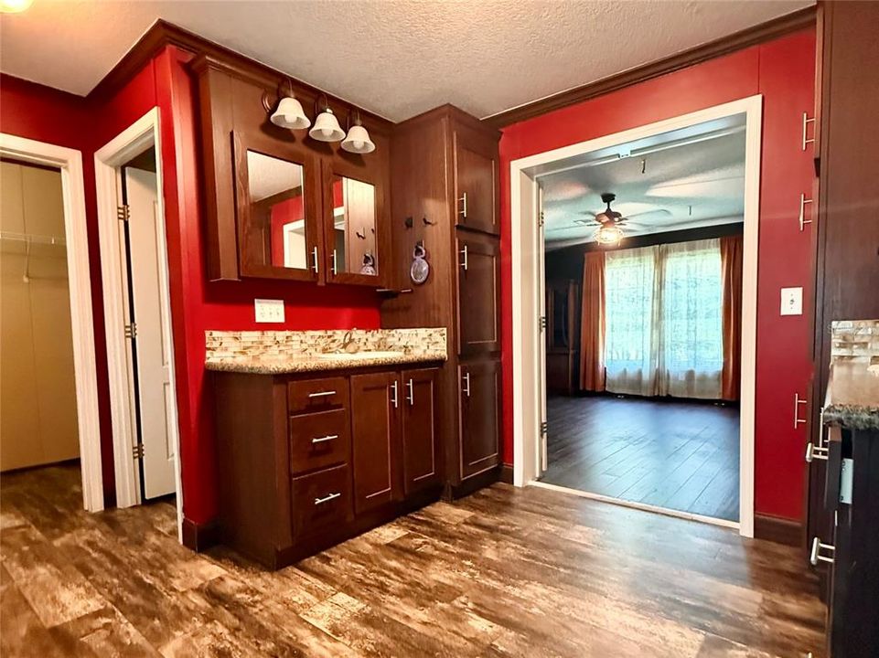 En Venta: $399,900 (4 camas, 2 baños, 2326 Pies cuadrados)