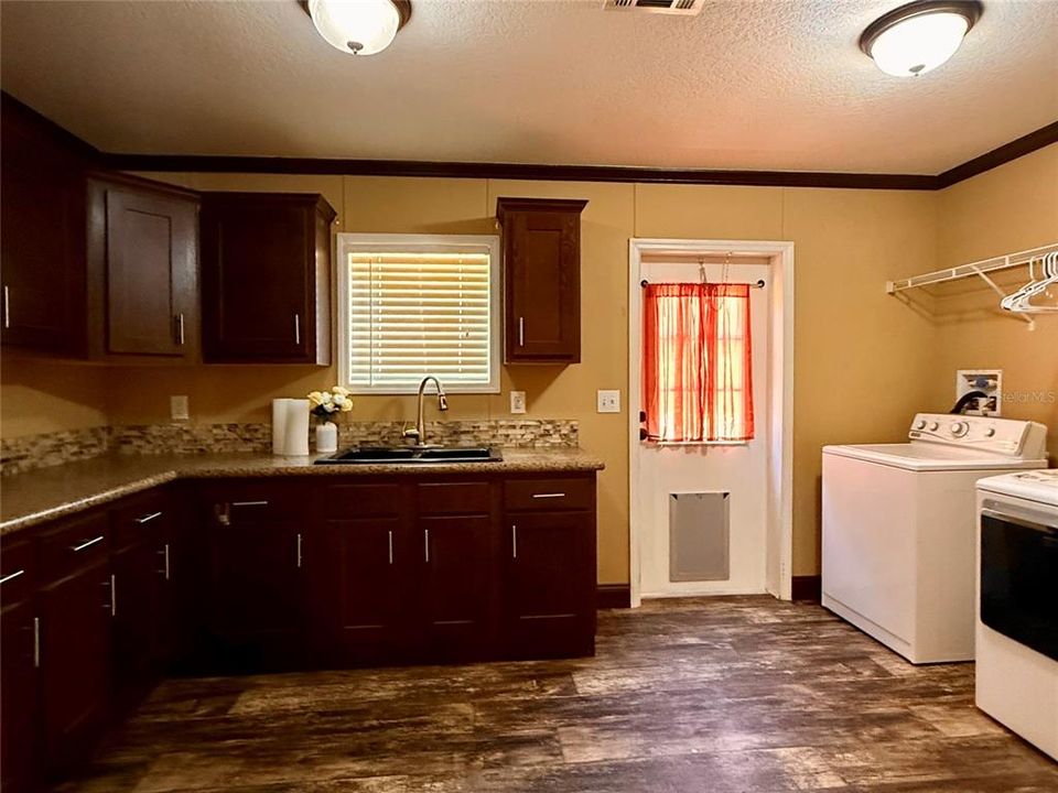 En Venta: $399,900 (4 camas, 2 baños, 2326 Pies cuadrados)