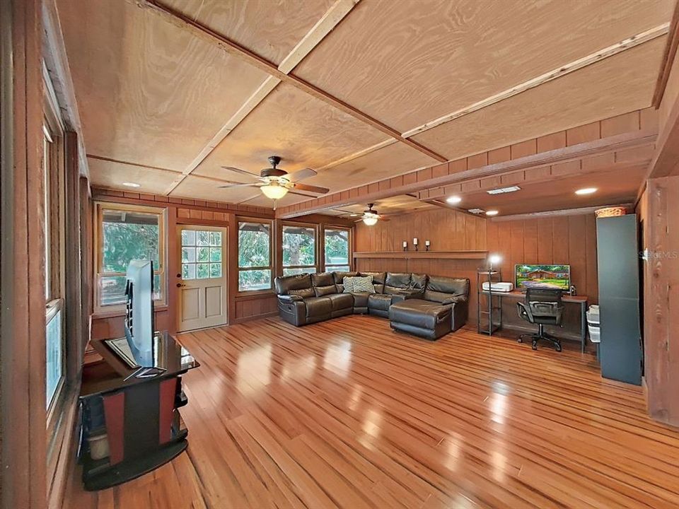 En Venta: $575,000 (3 camas, 2 baños, 2845 Pies cuadrados)