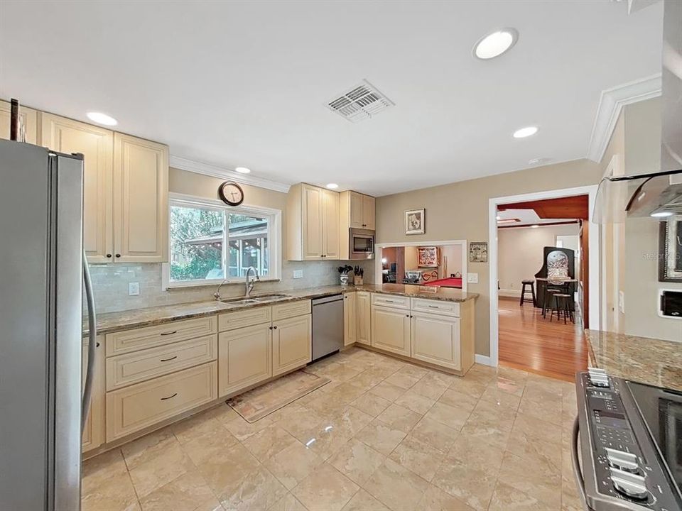 En Venta: $575,000 (3 camas, 2 baños, 2845 Pies cuadrados)