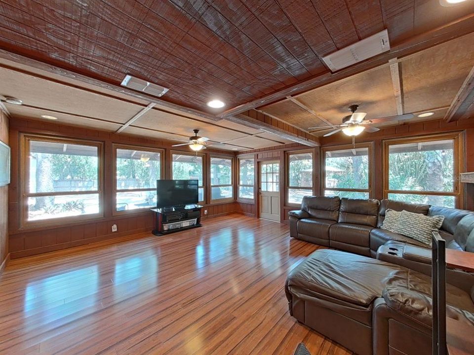 En Venta: $575,000 (3 camas, 2 baños, 2845 Pies cuadrados)