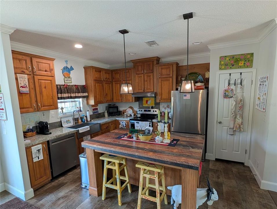 Active With Contract: $340,000 (3 beds, 2 baths, 1152 Square Feet)