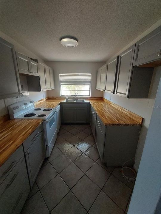 For Sale: $125,900 (2 beds, 2 baths, 1036 Square Feet)