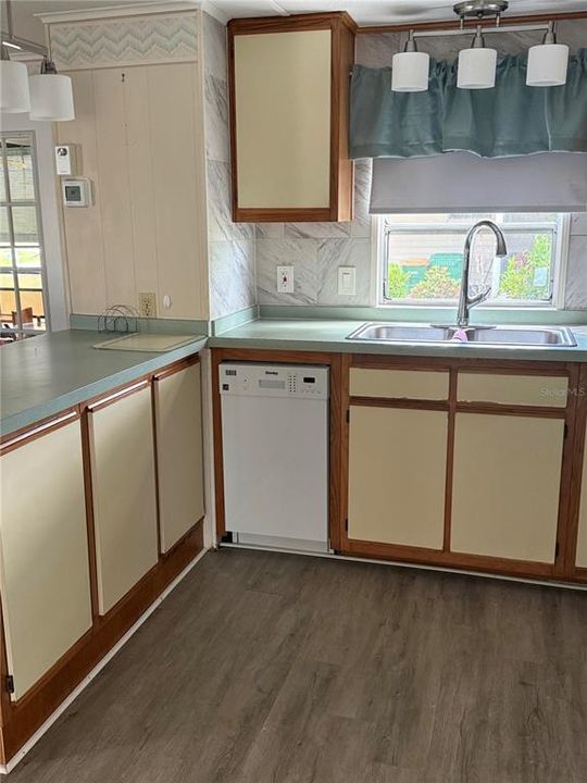 Под контрактом: $139,000 (2 спален, 1 ванн, 924 Квадратных фут)