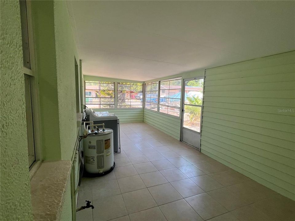 For Rent: $1,800 (2 beds, 1 baths, 700 Square Feet)
