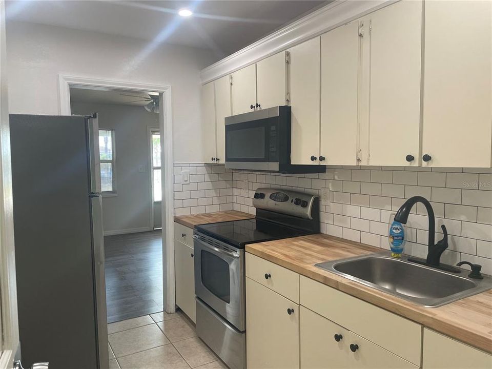 For Rent: $1,800 (2 beds, 1 baths, 700 Square Feet)