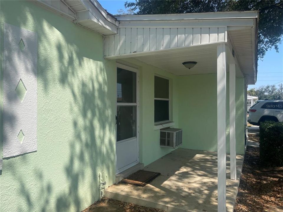 For Rent: $1,800 (2 beds, 1 baths, 700 Square Feet)