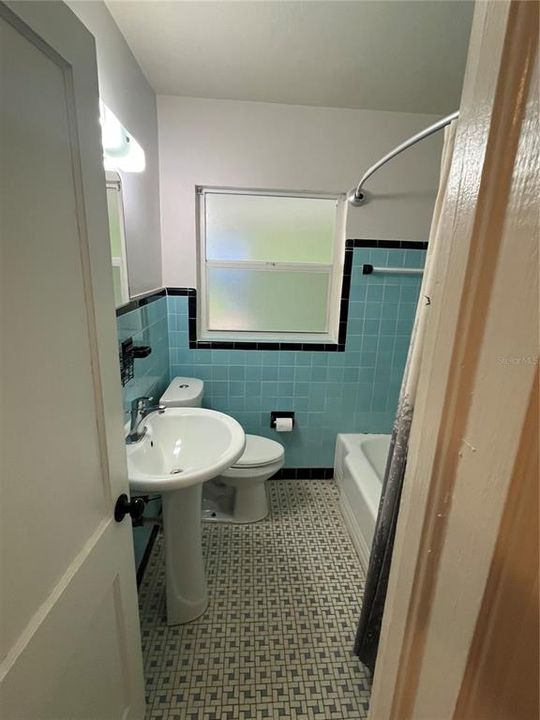 For Rent: $1,800 (2 beds, 1 baths, 700 Square Feet)