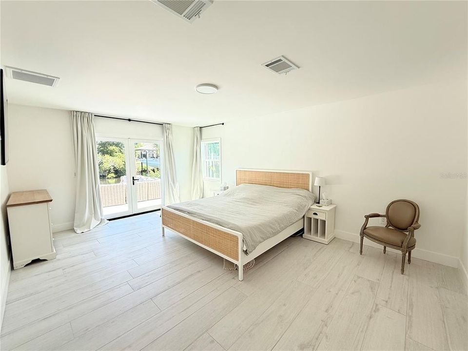 En Venta: $1,375,000 (4 camas, 3 baños, 2100 Pies cuadrados)