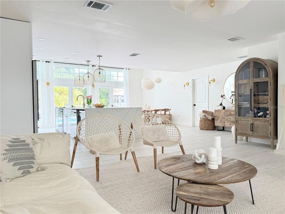 En Venta: $1,375,000 (4 camas, 3 baños, 2100 Pies cuadrados)