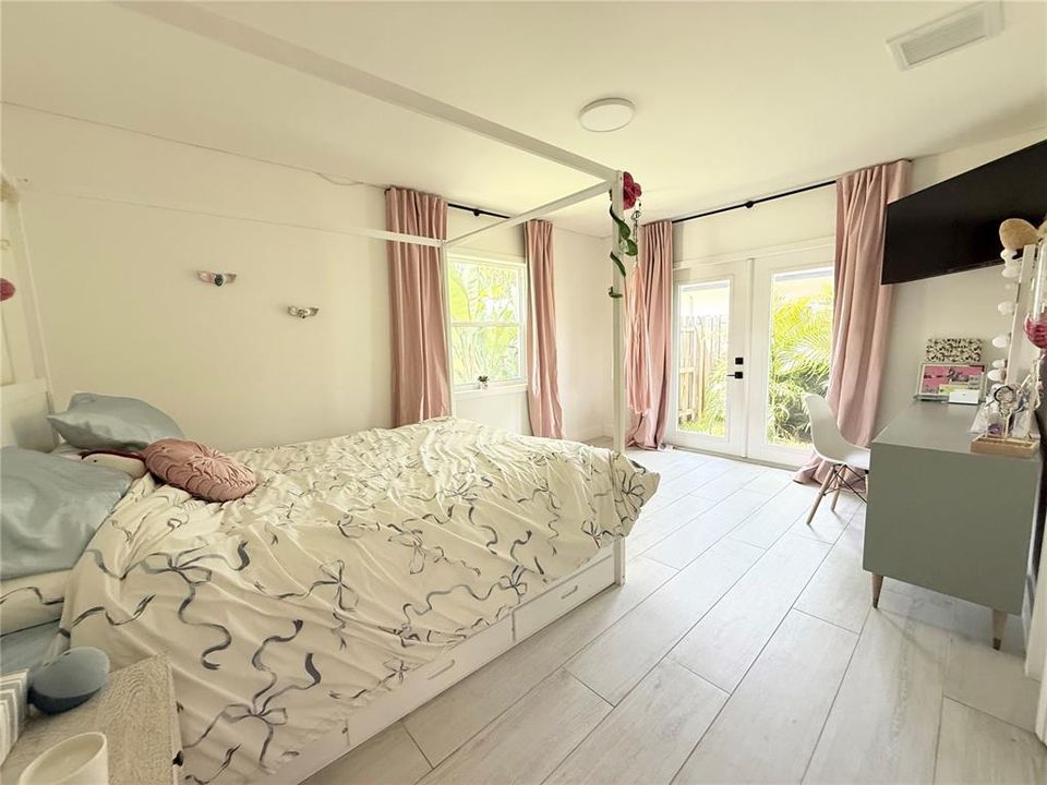 En Venta: $1,375,000 (4 camas, 3 baños, 2100 Pies cuadrados)