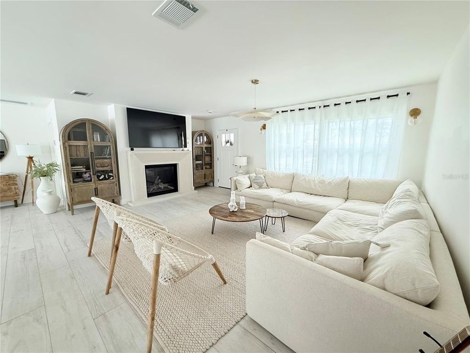 En Venta: $1,375,000 (4 camas, 3 baños, 2100 Pies cuadrados)