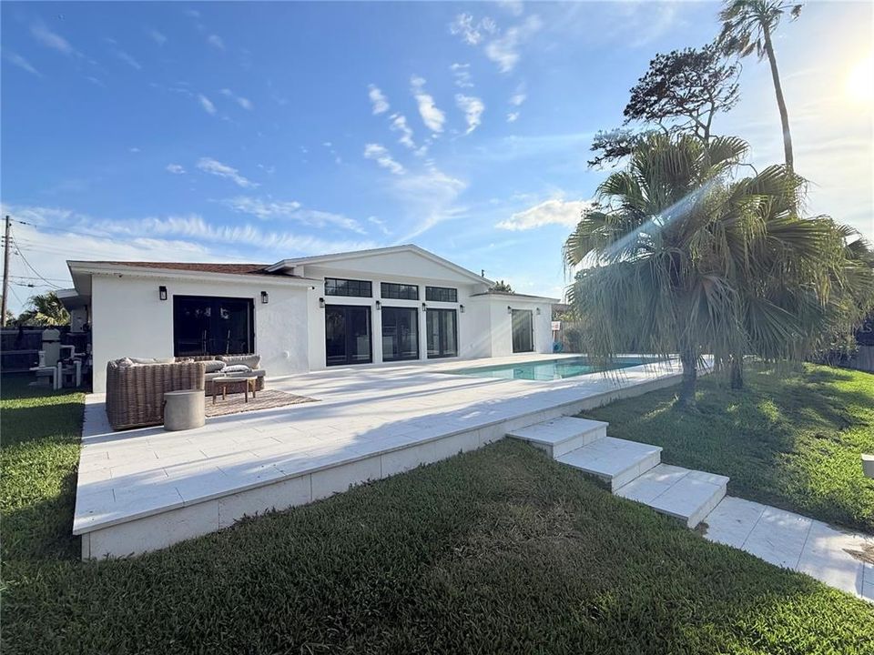 En Venta: $1,375,000 (4 camas, 3 baños, 2100 Pies cuadrados)