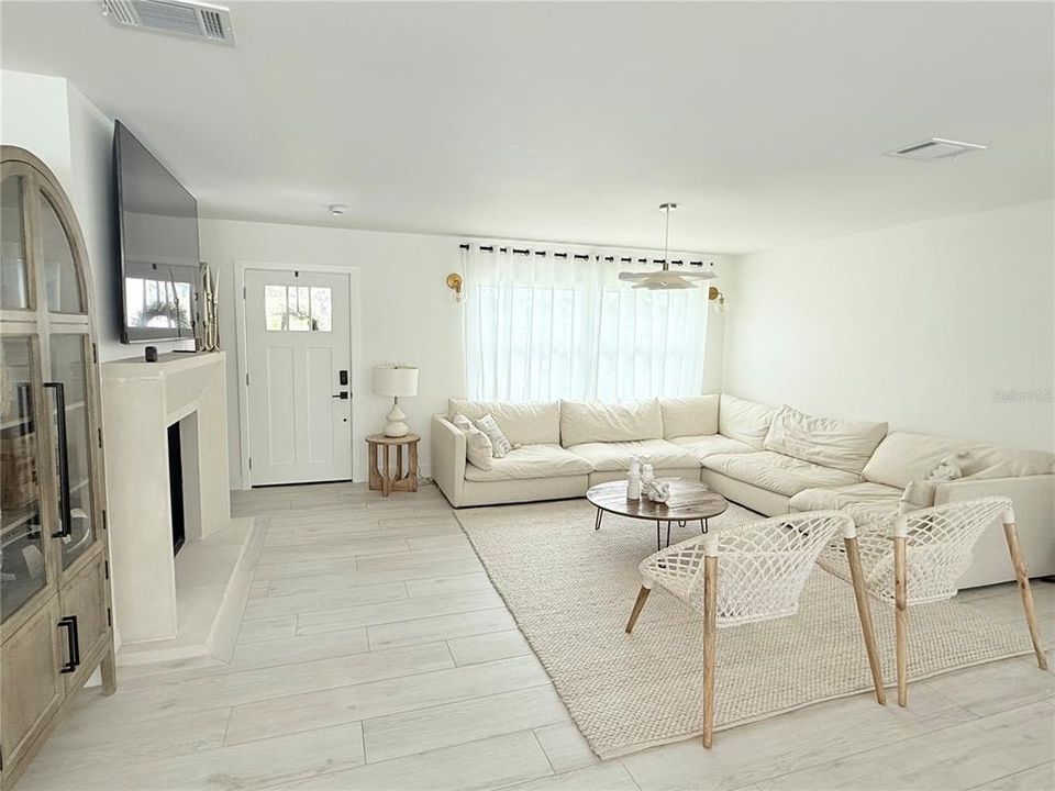 En Venta: $1,375,000 (4 camas, 3 baños, 2100 Pies cuadrados)