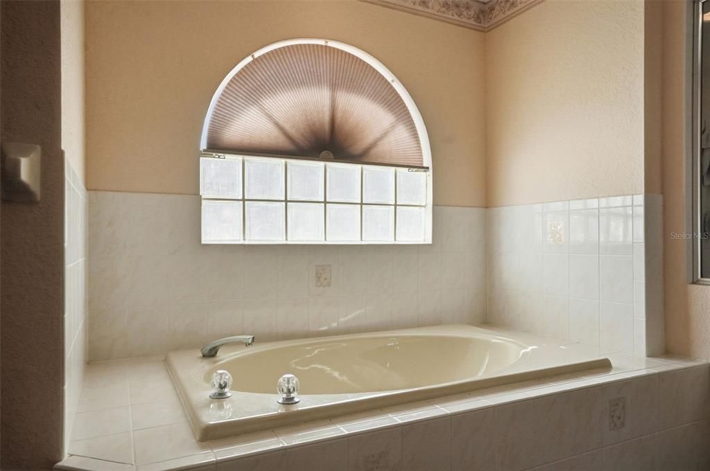 Под контрактом: $339,900 (3 спален, 2 ванн, 1929 Квадратных фут)