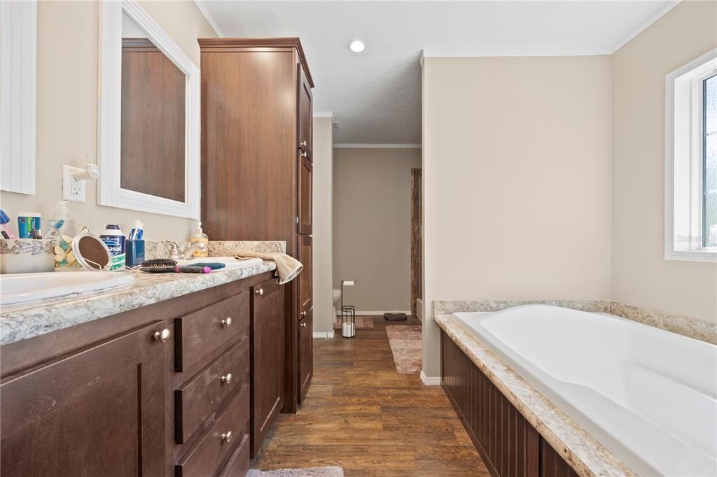 На продажу: $289,900 (3 спален, 2 ванн, 1404 Квадратных фут)