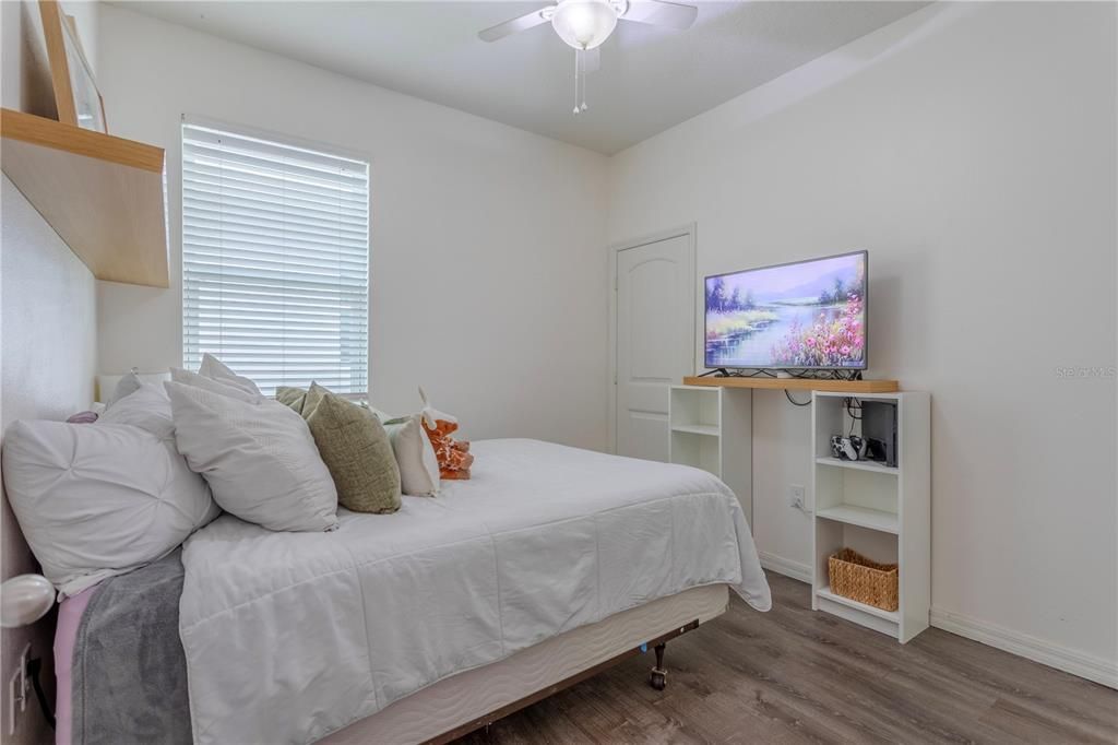 Activo con contrato: $575,000 (4 camas, 2 baños, 2115 Pies cuadrados)
