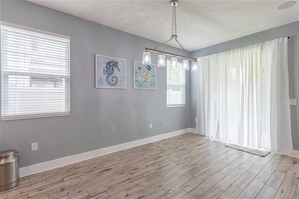 Activo con contrato: $575,000 (4 camas, 2 baños, 2115 Pies cuadrados)