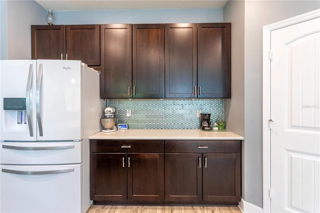 Activo con contrato: $575,000 (4 camas, 2 baños, 2115 Pies cuadrados)