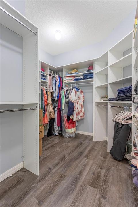 Activo con contrato: $575,000 (4 camas, 2 baños, 2115 Pies cuadrados)