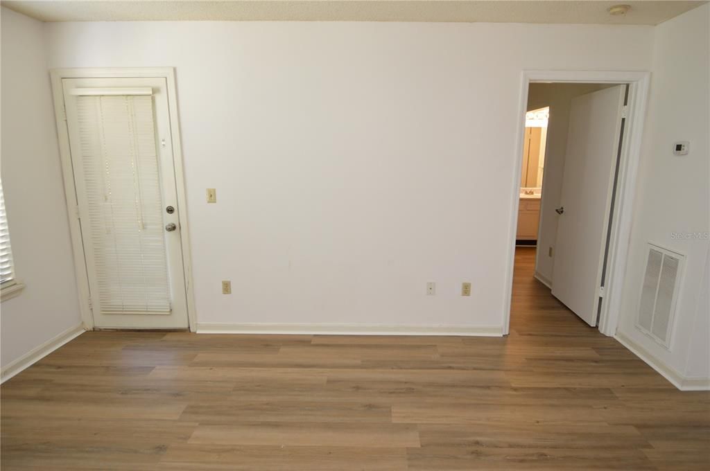 Active With Contract: $1,200 (1 beds, 1 baths, 616 Square Feet)