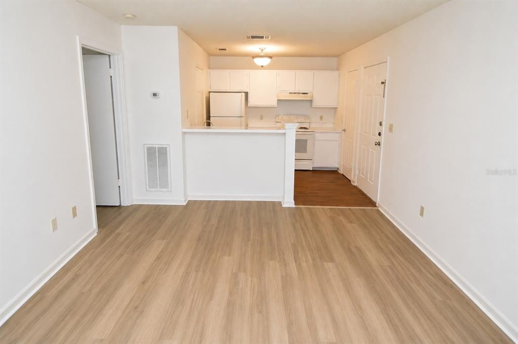 Active With Contract: $1,200 (1 beds, 1 baths, 616 Square Feet)
