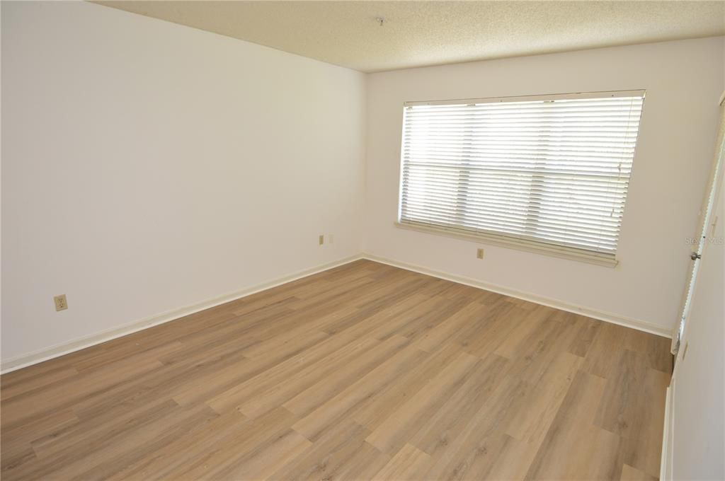Active With Contract: $1,200 (1 beds, 1 baths, 616 Square Feet)