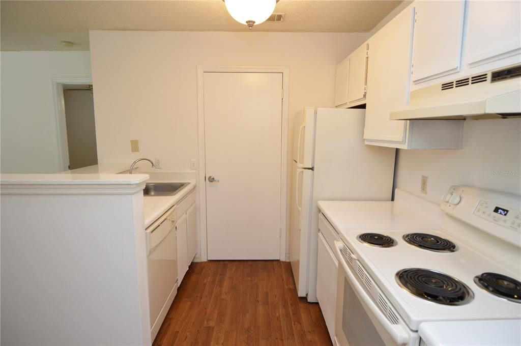 Active With Contract: $1,200 (1 beds, 1 baths, 616 Square Feet)