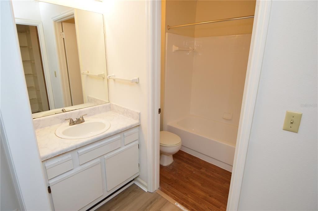 Active With Contract: $1,200 (1 beds, 1 baths, 616 Square Feet)