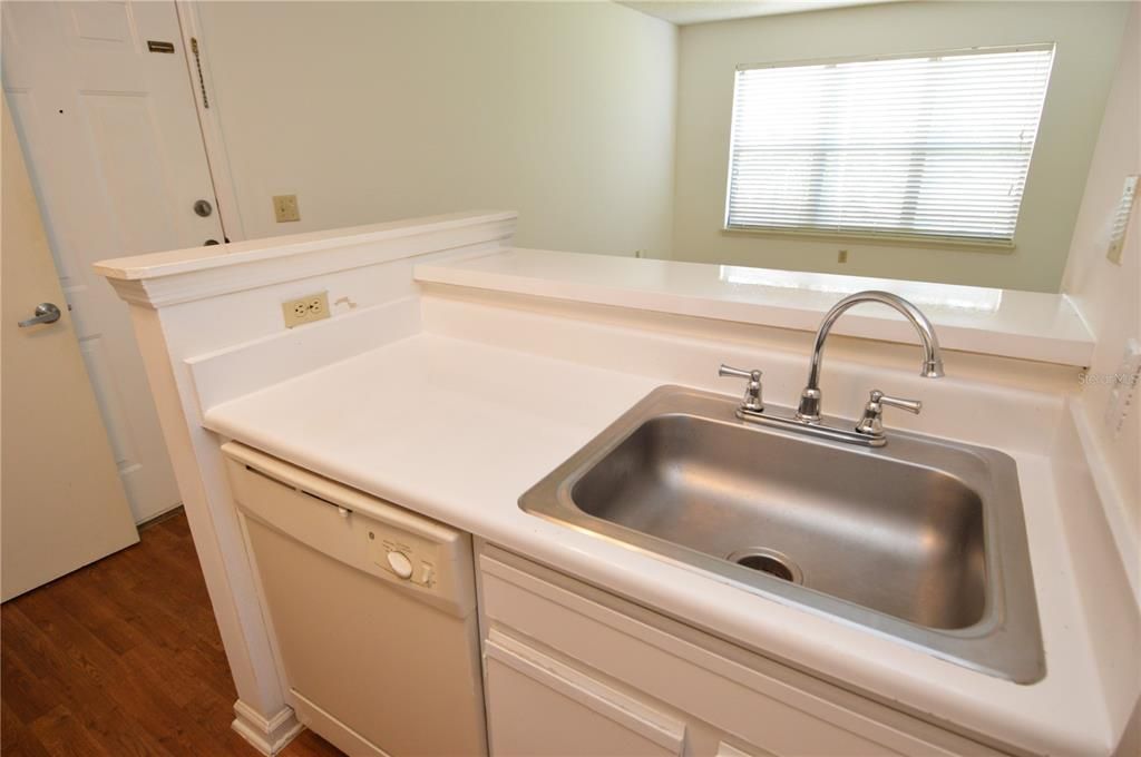 Active With Contract: $1,200 (1 beds, 1 baths, 616 Square Feet)
