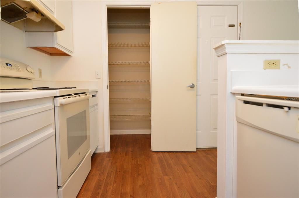 Active With Contract: $1,200 (1 beds, 1 baths, 616 Square Feet)