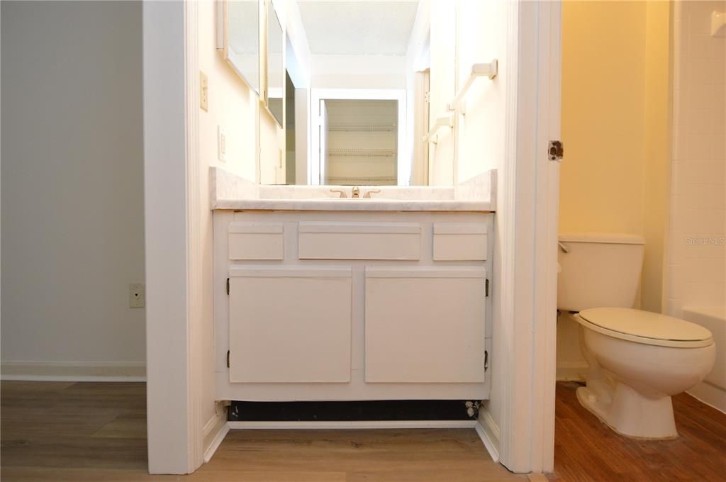 Active With Contract: $1,200 (1 beds, 1 baths, 616 Square Feet)