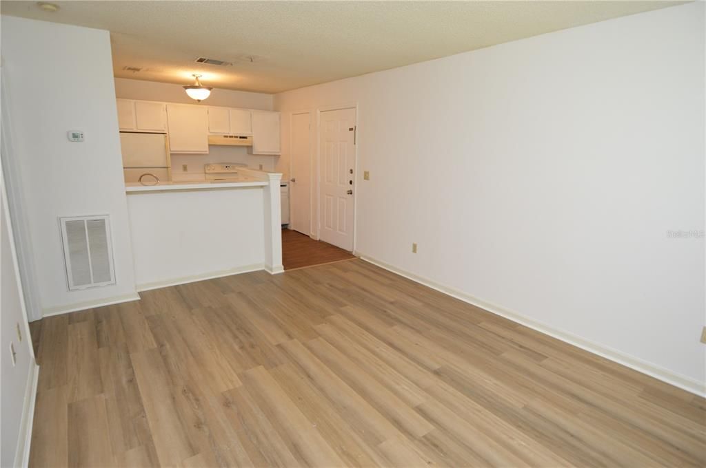 Active With Contract: $1,200 (1 beds, 1 baths, 616 Square Feet)