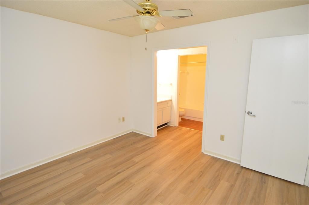 Active With Contract: $1,200 (1 beds, 1 baths, 616 Square Feet)