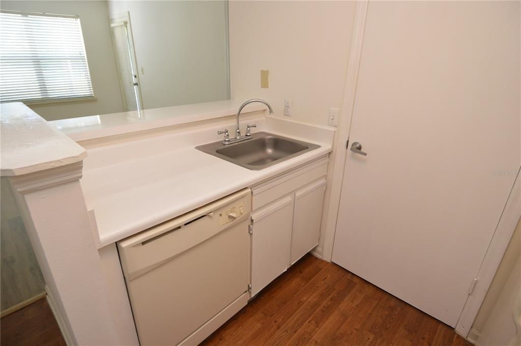 Active With Contract: $1,200 (1 beds, 1 baths, 616 Square Feet)