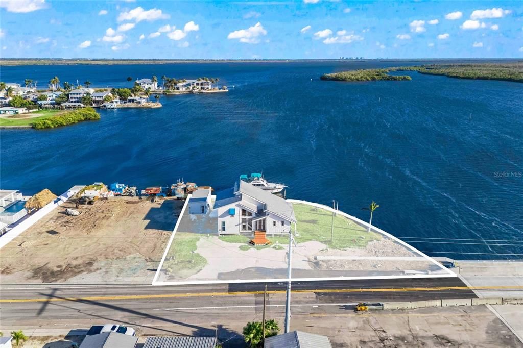 En Venta: $899,900 (0.27 acres)