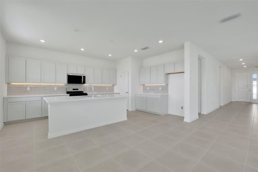 Active With Contract: $459,990 (3 beds, 2 baths, 2211 Square Feet)